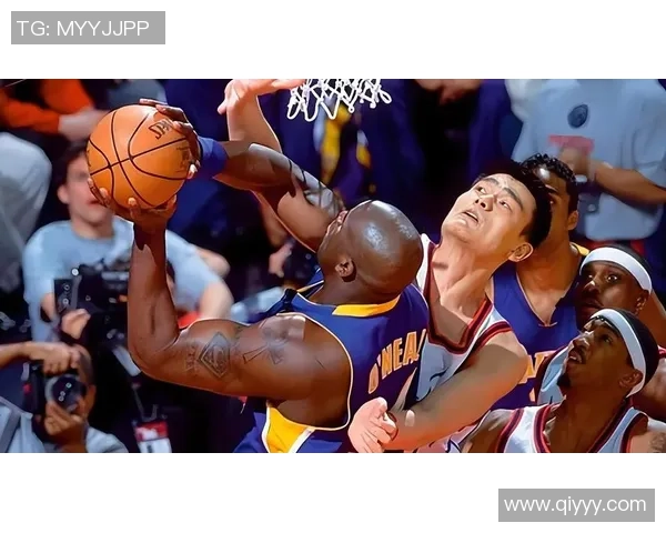 姚明在比赛中面对包夹防守展现出超强应变能力与团队配合的精彩瞬间